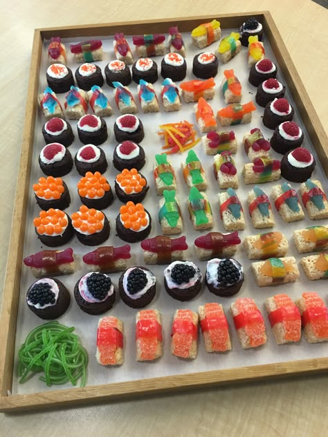 Dessert sushi made of candy and rice crispies to look like nigiri and brownie bites to look like maki. Frushi; candy sushi; sweet sushi Sushi Rice Crispy Treats, Candy Sushi Recipe, How To Make Candy Sushi, Sushi Candy Diy, Candy Sushi Diy, Candy Food Ideas, Sushi Dessert Ideas, Sushi Cake Pops, Kids Sushi Party