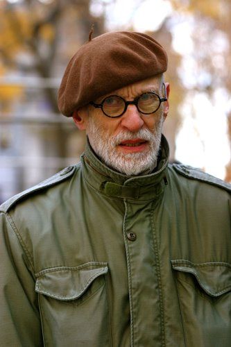 The Proper Way to Beret « The Sartorialist Beret Outfit Men, Picnic Date Outfits, Brown Beret, Beret Outfit, Beret Men, Beret Fashion, Mens Beret, Quick Silver, M65 Field Jacket