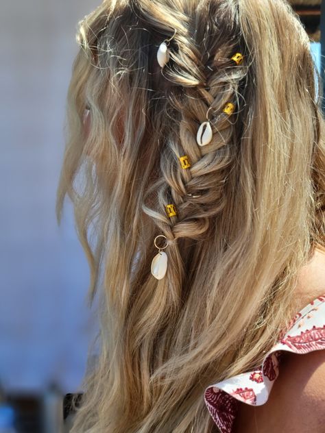 Hairstyles With Seashells, Shell Braids, Short Mermaid Hairstyles, Seashell Braids, Cute Beach Braid Hairstyles, Shell Hairstyle, Mermaid Hairstyles Aesthetic, Hair With Seashells, Hair With Shells