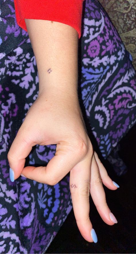 Dollar Sign Finger Tattoo, Dollar Sign Tattoo, Sign Tattoo, Stick N Poke, Dollar Sign, Stick And Poke, Little Tattoos, Short Natural Hair Styles, Tattoo Inspo