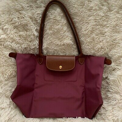 Red Longchamp Bag Outfit, Longchamp Colors, Burgundy Longchamp, Longchamp Bag Large, Longchamp Bag Outfit, Collage Bag, Long Champ Bag, Longchamp Red, Longchamp Le Pliage Large