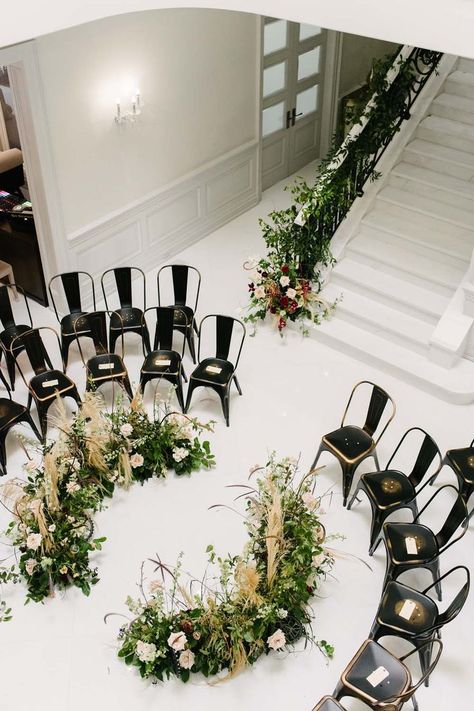 ceremony fleurs Edgy Wedding, Rustic Wedding Decorations, Wedding Ceremony Ideas, Wedding Altars, Wedding Ceremony Backdrop, Ceremony Seating, Wedding Ceremony Flowers, Ceremony Inspiration, Wedding Winter