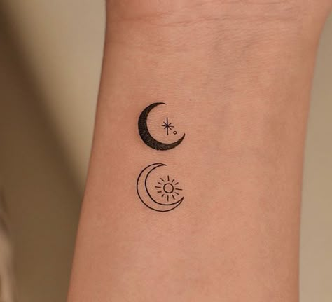 Matching Friend Tattoos, Hip Tattoos Women, Bff Tattoos, Friendship Tattoos, Discreet Tattoos, Tattoos For Daughters, Friend Tattoos, Hip Tattoo, Little Tattoos