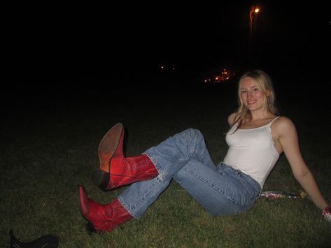 Cowgirl Boots With Jeans, Cowboy Boots And Jeans Outfit, Red Boots Style, Cowboy Boots With Jeans, Star Fits, Red Cowboy Boots Outfit, Jeans Boots Outfit, Red Cowgirl Boots, Red Cowboy Boots