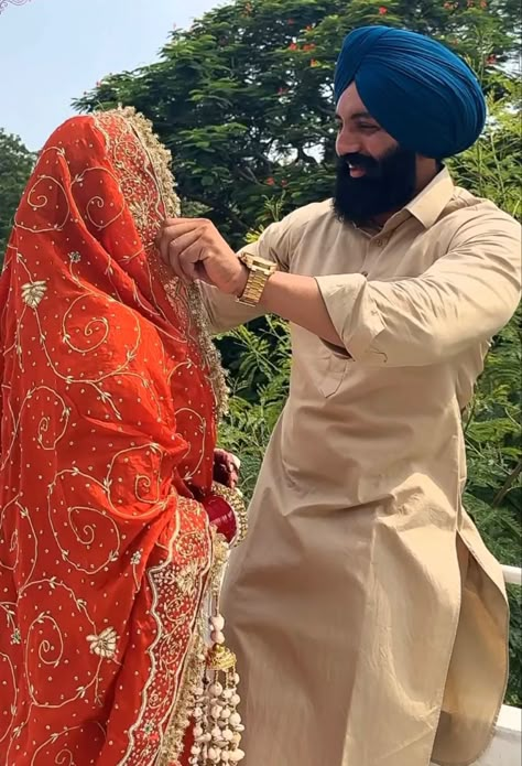 Punjabi Wedding Poses, Punjabi Couples Pics, Sikh Wedding Photography, Punjabi Wedding Couple, Dream Marriage, Sikh Bride, Wedding Outfits For Groom, Desi Love, Punjabi Couple