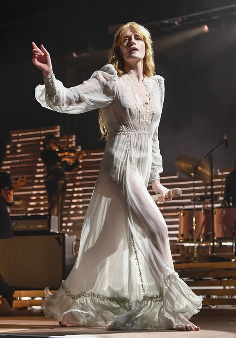 Florence Welch’s “Ceremonial” Gucci stage dress | Vogue Paris Florence Welch White Dress, Florence Welsh Fashion, Florence And The Machine Concert, Florence Outfits, Gucci Florence, Florence Welsh, Florence Welch Style, Florence Fashion, Dance Fever