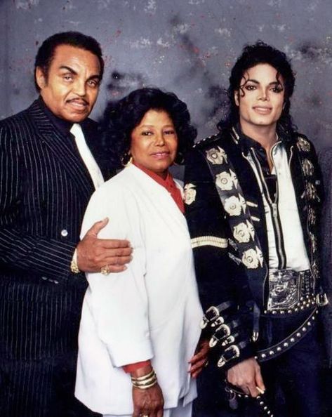 Michael Jackson with his parents, Joe and Katherine Jackson. Michael Jackson Family, Michael Jackson Photoshoot, Mj Bad, Michael Jackson Bad Era, The Jackson Family, The Jackson 5, Michael Jackson Wallpaper, Michael Jackson Rare, Photos Of Michael Jackson