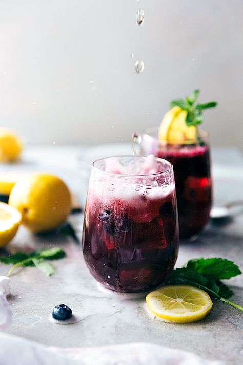 Easy and delicious sparkling blueberry lemonade. The perfect cool down summer drink or great for entertaining! Non alcoholic. Fall Punch, Party Punch Recipes, Summer Drinks Alcohol, Peach Lemonade, Blueberry Lemonade, Summer Drink Recipes, Punch Recipe, Lemonade Recipes, Punch Recipes