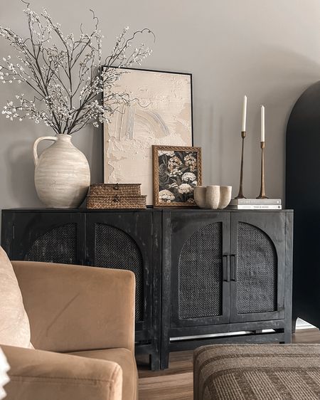 Entry Credenza Decor, Living Room Credenza Decor Ideas, Bar Buffet Decor, Black Credenza Decor, Styling A Buffet Table, Dining Room Credenza Decor, Dining Buffet Decor Ideas, Buffet Table Ideas Decor, Side Board Decor