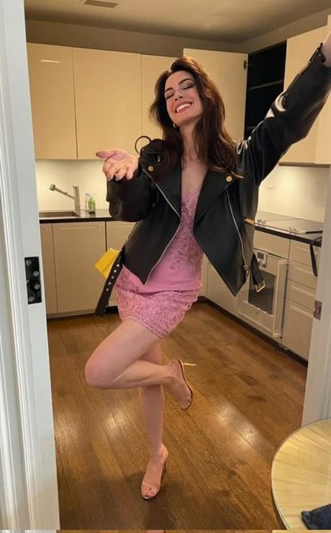 Anne Hathaway on Tumblr Anne Hattaway, Ann Hathaway, Hailey Baldwin Style, Girl Fashion Style, Gold Dust, Anne Hathaway, Lookbook Outfits, Spring Summer Outfits