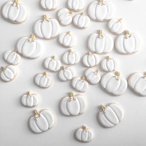 Pumpkin Cookies Decorated, Fall Decorated Cookies, Pumpkin Sugar Cookies, Horse Cookies, Thanksgiving Cookies, Gold Pumpkins, Fall Cookies, Pretty Cookies, Baby Shower Pumpkin