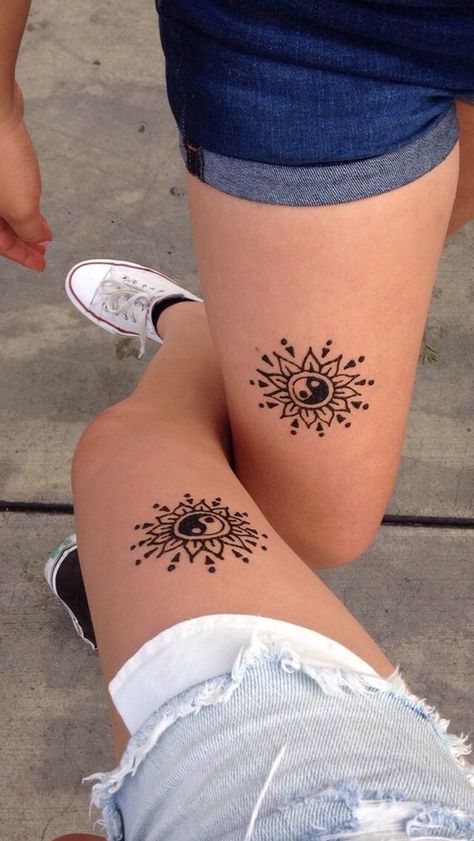 Tattoo Fixes, Yin En Yang, Henne Tattoo, Leg Henna, Cute Henna, Tato Henna, Simple Henna Tattoo, Sibling Tattoos, Henna Tattoo Designs Simple