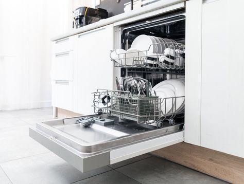 Here’s What You Shouldn’t Do When Washing The Dishes Cleaning Your Dishwasher, Best Dishwasher, Deep Cleaning Hacks, Natural Cleaning Solutions, Vinegar Cleaning, Dirty Dishes, Cleaning Wood, Dishwasher Soap, Cleaners Homemade