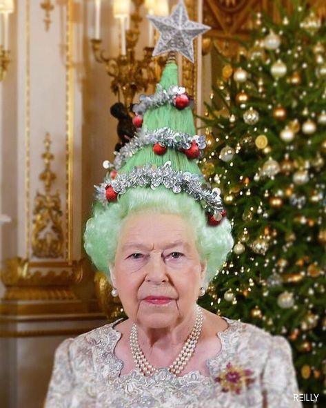 Queen Eli, England Funny, Christmas Queen, The Queen Of England, Queen Meme, British Traditions, Funky Hats, Hm The Queen, Christmas Memes