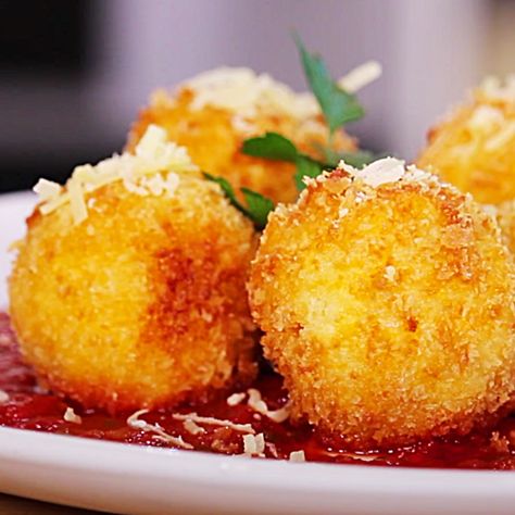 Copycat Recipe Ideas - Easy Fried Macaroni Balls Recipe - How To make Fried Mac And Cheese Copycat Cheesecake Factory Mac N Cheese, Macaroni Balls Fried, Cheesecake Factory Fried Mac And Cheese, Mac And Cheese Balls Cheesecake Factory, Cheesecake Factory Macaroni And Cheese, Macaroni Appetizers, Cheesecake Factory Mac And Cheese Balls, Deep Fried Mac And Cheese Balls, Cheese Factory Copycat Recipes