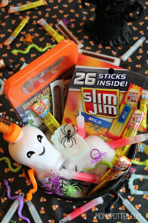 Make a fun Halloween Treat Bucket for guests to pick from when visiting. Fill it with fun goodies like pencils, glowsticks, and more! #SlimJimBoldBreak #AD Treat Bucket, Fun Halloween Treats, Halloween Treat, Mom Kid, Digital Magazine, Halloween Treats, Halloween Fun, To Win, Gum