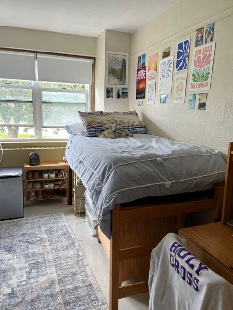 #dorminspo #dorm #freshmanmovein #dormroom #college Vintage College Dorm, Vintage Dorm Room, Christmas Dorm Decorations, Dorm Room Decor Aesthetic, Room Ideas Vintage, Vintage Dorm, Christmas Dorm, Pretty Dorm Room, Dorm Room Decor Ideas