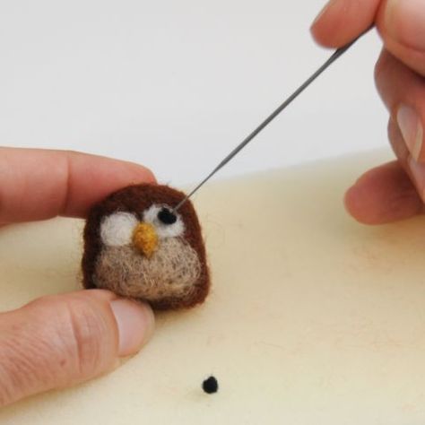 Felted Owls, Owl Tutorial, Tovad Ull, Needle Felted Owl, Felt Owls, Needle Felting Diy, Wool Felt Projects, Felt Owl, Felt Pictures