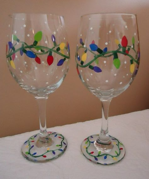 Diy Decorated Wine Glasses, Christmas Diy Wine Glasses, Christmas Glass Painting Ideas Easy, Christmas Wine Glass Painting Ideas, Christmas Glasses Diy, Glass Painting Christmas Ideas, Painting Wine Glasses Christmas, Painting Christmas Wine Glasses, Stemless Wine Glass Painting Ideas