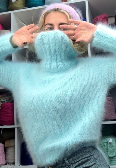 Lover of angora and mohair worn by women .: Photo Fuzzy Mohair Sweater, Angora Sweater, Fluffy Sweater, Ladies Turtleneck Sweaters, Mohair Cardigan, Wool Clothing, Thick Sweaters, Fuzzy Sweater, Mohair Wool