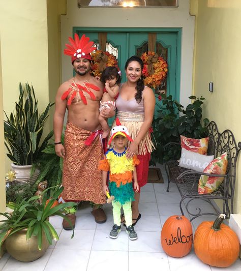 Family Halloween costume. DIY baby Moana, Hei Hei, Sina and Chief Tui Chief Tui Costume Diy, Moana Family Costumes, Moana Halloween, Hei Hei Moana, Moana Halloween Costume, Moana Jr, Family Costumes Diy, Food Halloween Costumes, Family Halloween Costume