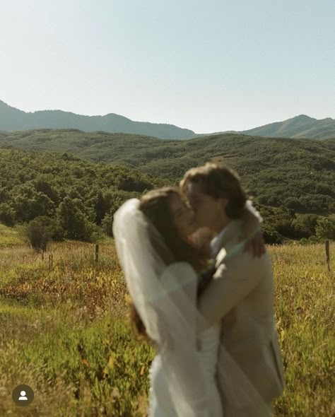 Field Elopement Photos, Couple Portrait Wedding, Natural Wedding Aesthetic, Countryside Wedding Photos, Organic Wedding Photos, Eloping Pictures, Dreamy Wedding Pictures, Wedding Photos In Nature, Storytelling Wedding Photography