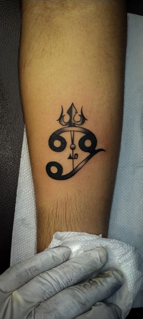 Tamil Om with sulam Tattoo Tamil Om Tattoo Design, Tamil Tattoo For Men, Tamil Om Tattoo, Miracle Tattoo, Tat Placement, Tamil Tattoo, Aum Sign, Om Symbol Tattoo, Hindu Tattoos