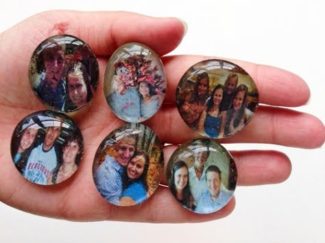 Diy Picture Magnets, Photo Magnets Diy, Diy Gifts For Christmas, Making Magnets, Picture Magnets, How To Make Photo, Dollar Tree Gifts, Diy Magnets, Personalized Magnets