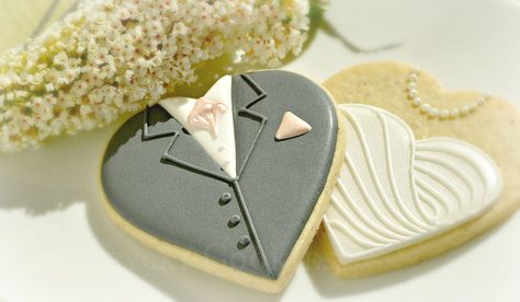 Bride and Groom on a Heart cookie Groom Cookies, Wedding Sugar Cookies, Wedding Dress Cookies, Wedding Shower Cookies, Anniversary Cookies, Bridal Cookies, Wedding Cake Cookies, Cookies Wedding, Wedding Cookie