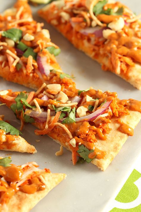 This easy flatbread recipe is loaded with Omega-3's and ready in just 15 minutes.  Bursting with Thai flavor, it's perfect for busy weeknights. | @Suburbansoapbox sponsored Salmon Flatbread, Tart Recipes Savory, Thai Salmon, Treats And Sweets, Easy Flatbread Recipes, Easy Flatbread, Simple Family Meals, Fried Fish Recipes, Spicy Thai