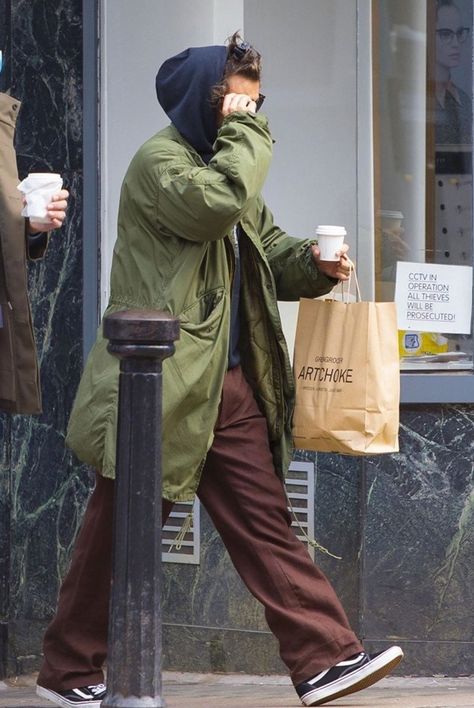 City Boy Style, Cara Delevingne Harry Styles, Louis Tomlinson One Direction, Mood Bored, Military Parka, Clothes Uk, Mens Outfit Inspiration, London Street Style, Cool Street Fashion