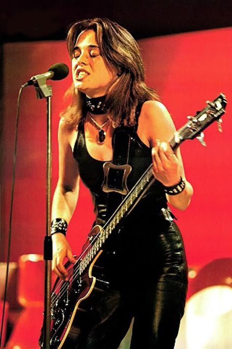 Holding A Guitar, Chicas Punk Rock, Female Rock Stars, Suzi Quatro, Poster Rock, Women Of Rock, Guitar Girl, 70s Music, Female Guitarist