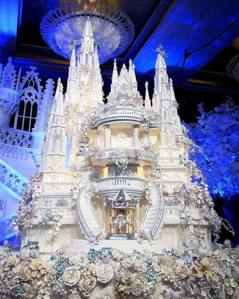 Indonesian Bakery Creates the World's Most Elaborate Wedding Cakes | Oddity Central - Collecting Oddities Huge Castle, Huge Wedding Cakes, Castle Wedding Cake, Spectacular Cakes, Extreme Cakes, Huge Cake, Extravagant Wedding Cakes, Big Wedding Cakes, Dream Wedding Cake