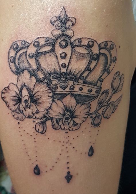 Womens Crown Tattoo, Royalty Tattoo For Women, Flur De Lis Tattoo, Crown Tattoos For Women, Arm Sleeve Tattoos For Women, Crown Tattoo Design, Hand Tattoos For Girls, Chic Tattoo, Crown Tattoo