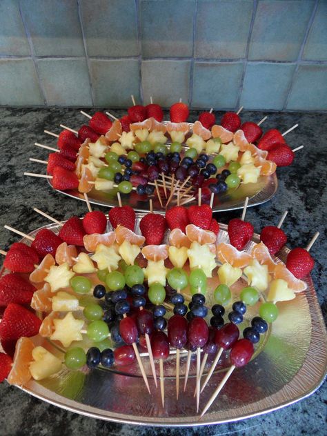 Rainbow fruit kebabs Fruit Kebabs Ideas Skewers, Fruit Kebabs Ideas, Fruit Kebab, Fruit Buffet, Kebab Sticks, Amazing Food Platters, Fruit Kebabs, Fruit Platter Designs, Decorações Com Comidas