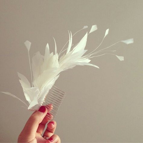 Feather Headpiece Wedding, Swan Headpiece, Feather Hairpiece, Swan Lake Wedding, Headpiece Bride, Fascinator Hats Diy, Hair Feathers, Headpiece Diy, Bridal Hairpiece