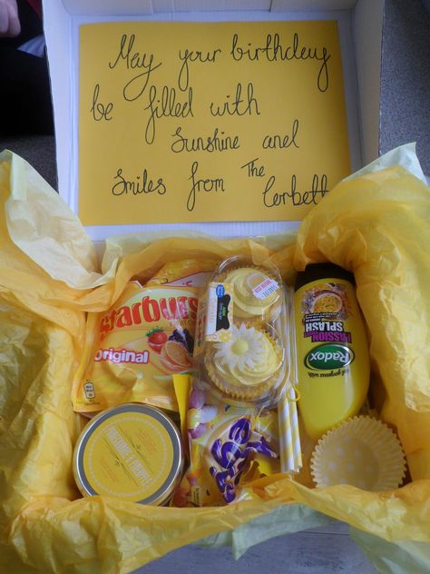 Beauty by a Geek: Sunshine In a Box Gift Idea Sunshine In A Box, Sunshine Box, Anniversaire Diy, Yellow Card, Box Of Sunshine, Bff Birthday Gift, Bff Birthday, Presents For Best Friends, Themed Gift Baskets