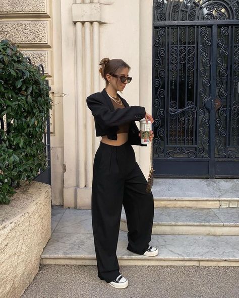 Crop Blazer Outfit, Cropped Blazer Outfit, Flowy Pants Outfit, Cropped Jacket Outfit, Black Jacket Outfit, Cropped Outfits, White Converse Outfits, Black Blazer Outfit, Black And White Converse