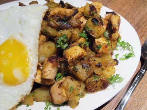 CHICKEN HASH (chicken stock, chicken breast or chicken thighs, potato, za'atar, harissa, parsley) Chicken Hash, Dinners Chicken, Whole30 Recipe, Serious Eats Recipes, Yummy Bites, Spiced Chicken, Hash Recipe, Gold Potatoes, Chicken Base