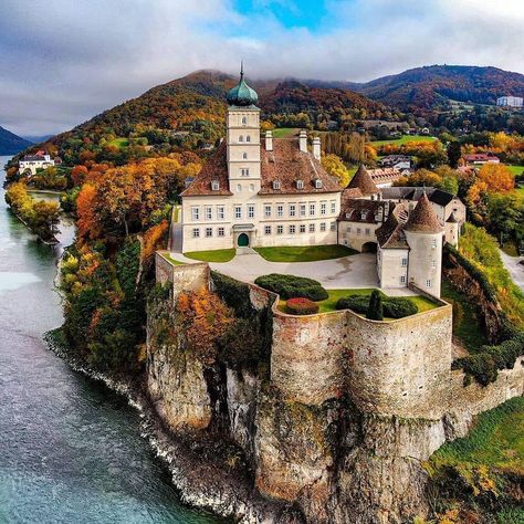 AuSchonbuhel castle 🏰 Austria 🇦🇹 Credit 📸@atmos.views 👏 . . @castlepics @castlepics @castlepics . . . #schönbühel… Chateau Medieval, Castle Mansion, European Castles, Chateau France, Fantasy Places, Beautiful Castles, A Castle, Stately Home, Beautiful Architecture