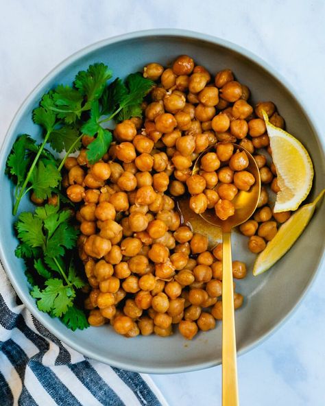 Here's how to cook canned chickpeas so that they taste amazing! This recipe transforms a bland can of beans into a meal in 5 minutes. | dinner recipes | chickpea recipes | easy meals | #chickpeas #cannedchickpeas #easychickpearecipe #chickpearecipe Recipes Chickpeas, Chickpea Recipes Easy, Seasoned Chickpeas, Vegan Recipes Plant Based, Can Of Beans, Vegetarian Cookbook, Couple Cooking, Best Gluten Free Recipes, Chickpea Recipes