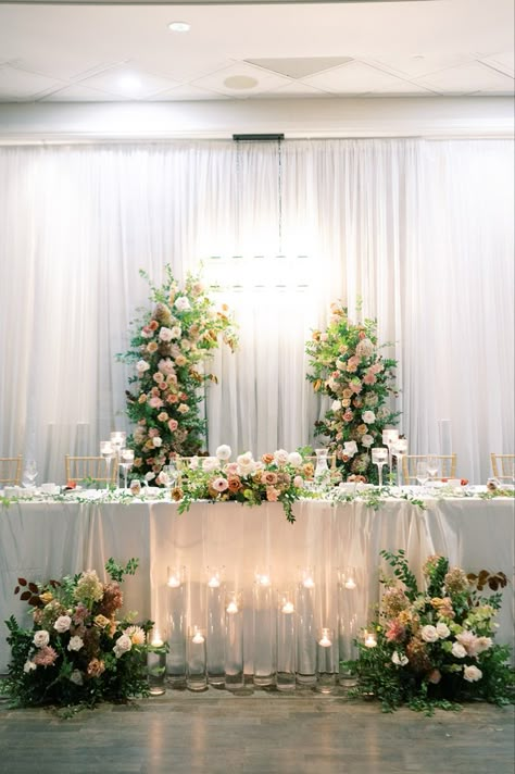 Long Head Table Flowers, Head Table Flower Garland, Head Table With Wedding Party, Bridal Party Table Flowers, Reception Head Table Backdrop, Head Table Flowers Wedding, Wedding Arch Behind Head Table, Square Floral Arch, Simple Head Table Decor