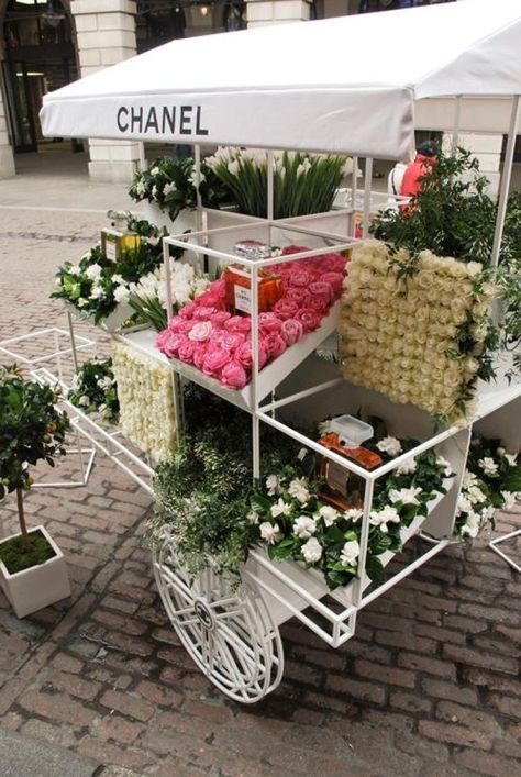 Chanel's pop up shop in a movable cart demonstrates the power of simple ideas Chanel Flower, Sunday Inspiration, Flower Truck, Stand Ideas, Retail Concepts, Flower Cart, Florist Shop, Decoration Inspiration, Beer Garden