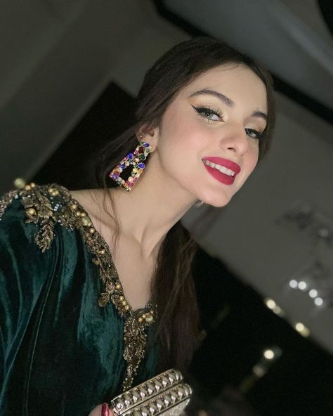 Mahnoor Sheikh Dresses, Desi Wedding Hairstyles, Mahnoor Sheikh, Valvet Dress, Winter Kaftan, Wedding Hairstyles With Bangs, Velvet Pakistani Dress, Lebaran Outfit, Hijabi Gowns