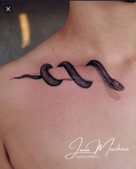 Tattoos For Guys Traditional, Tattoos Y2k, Camera Tattoos, Tatuagem Masculina Pequena, Traditional Tattoo Inspiration, Feather Tattoo Design, Machine Tattoo, Snake Tattoo Design, Neck Tattoo For Guys