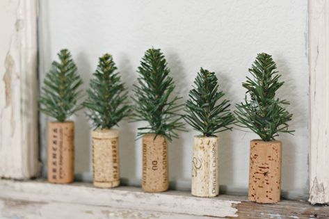 Cork Craft Christmas, Christmas Crafts Kids Ornaments, Library Diy, Cork Trees, Navidad Natural, Christmas Shop Window, Cork Crafts Christmas, Cork Christmas Trees, Cork Ideas