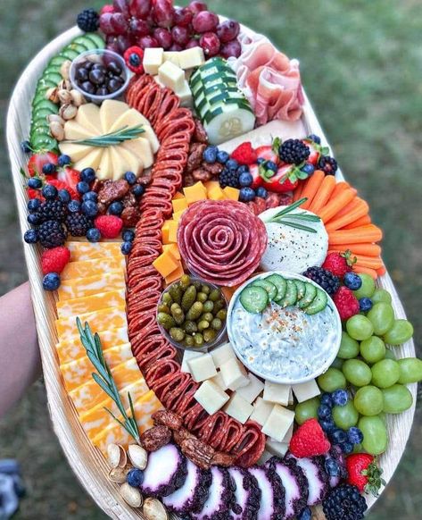 Fancy Snacks, Charcuterie Picnic, Charcuterie Appetizers, Charcuterie Board Meats, Party Food Buffet, Charcuterie Inspiration, Charcuterie Platter, Charcuterie Cheese, Snack Board