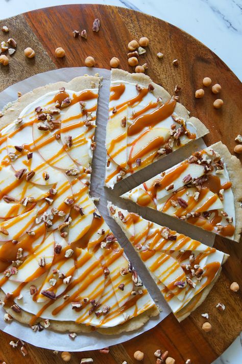 Honeycrisp Caramel Apple Pizza recipe: a spiced cookie crust, cream cheese spread, caramel sauce, toasted pecans, and of course, Honeycrisp apples.| bakeat350.net Caramel Apple Pizza, Sugar Cookie Crust Fruit Pizza, Pizza Dishes, Fruit Pizza Designs, Apple Pizza, Pizza Sugar Cookie, Fall Apple Recipes, Cream Cheese Spread, Fruit Pizza Sugar Cookie