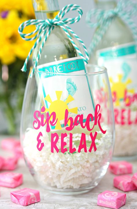 Sip Back and Relax Wine Glasses - Make this summery wine glass with your Cricut - DIY wine glass - wine gifts Lila Party, Wine Tips, Wine Glass Sayings, Diy Wine Glasses, Wine Glass Crafts, Painted Wine Glasses, Diy Wine, Cricut Creations, Summer Gift