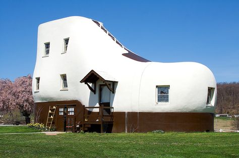 Would you ever want to live in a shoe? If so, this three-bedroom, two-bath home is for you! California Tourist Attractions, Shoe House, Shoe Stores, Siding Options, Unusual Buildings, Stucco Exterior, Unusual Homes, Frank Gehry, Shoes Too Big